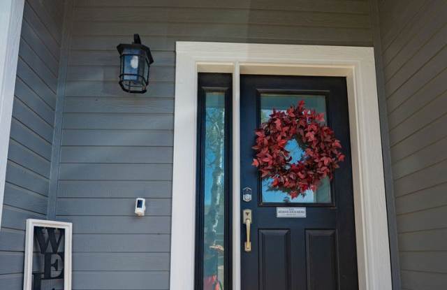Gorgeous FULLY FURNISHED 3 Bed 2.25 Bath Home! Gallery 4