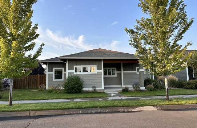 Newer 3 Bedroom / 2 Bathroom Home with Office Nook in Prineville Oregon photos photos