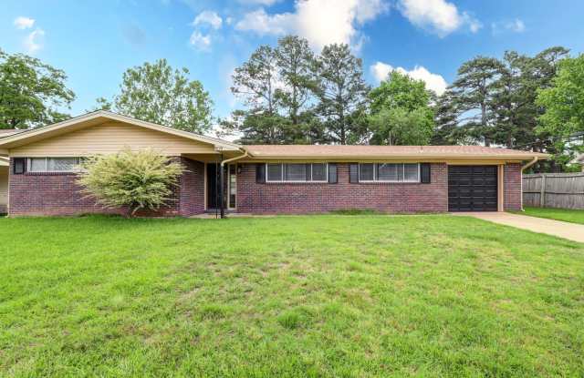 3 Bedroom 2 Bathroom Home in Wake Village, TX photos photos