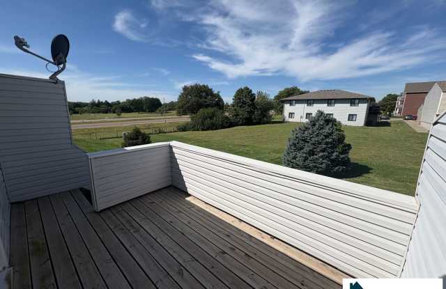 2 bedroom split foyer Townhome available for Rent! photos photos