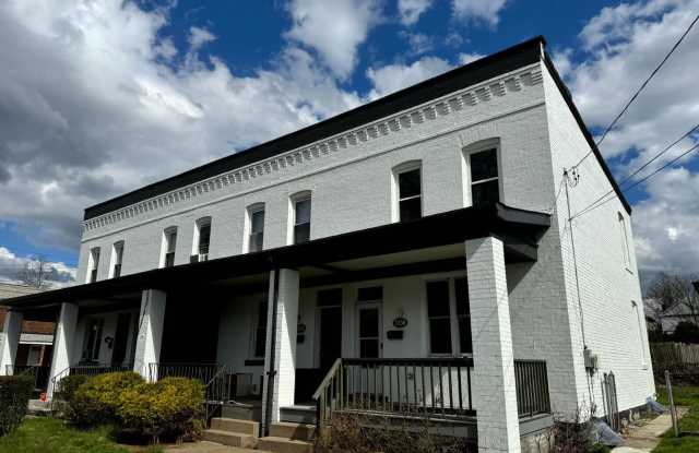Lovely Two Bedroom Townhome with Fenced Yard photos photos