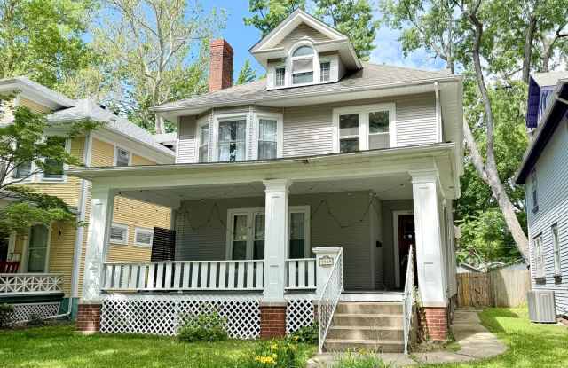 **Hawthorne Place** Pet Friendly 5 Large Bedrooms 2 Full Baths! photos photos