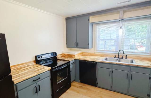Amazing 2 bedroom 1 bath house available now! Gallery 4