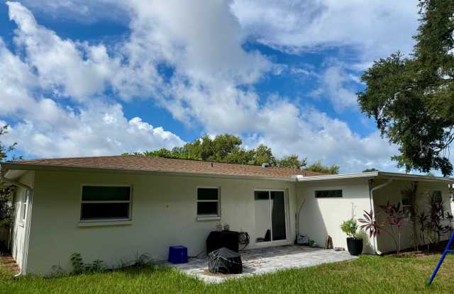 3/2/1 Single family home mins from the beach! BONUS ROOM Gallery 4