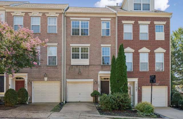 Prime Fairfax Location! Conveniently situated near Rt. 66, Wegmans, Fairfax Corner, Fair Oaks Mall, and an array of shops and restaurants. photos photos
