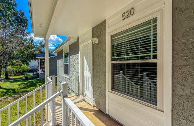 MODERN & Renovated 2/1 House w/ Big Bedrooms, Large Yard, & Deck! Stainless Steel Appliances & No Carpet! Available Now for $1325/Month Gallery 4