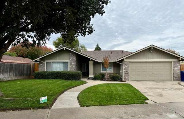 Single story home with vaulted ceilings! - 1405 Fransen Lane, Modesto, CA 95355