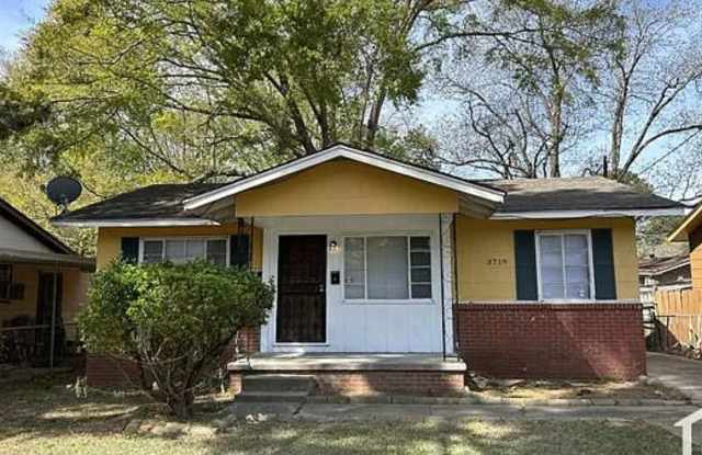 Move-In Ready 3BR/1BA Home in Jackson | Recently Renovated & Convenient Parking Gallery 1