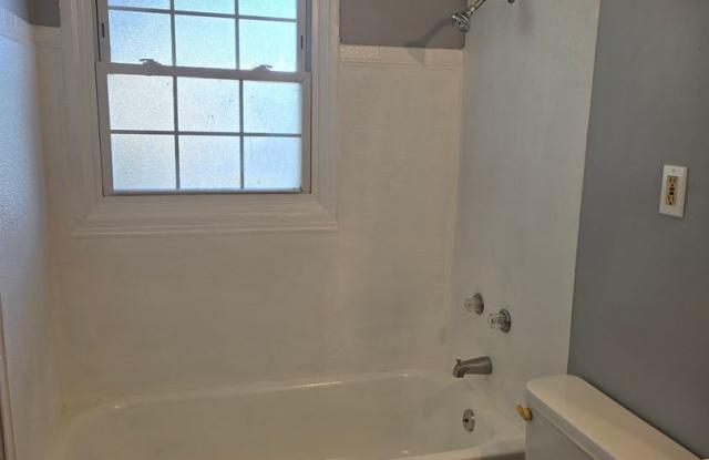 NOW AVAILABLE FOR RENT! 4 BEDROOM HOUSE! Gallery 3