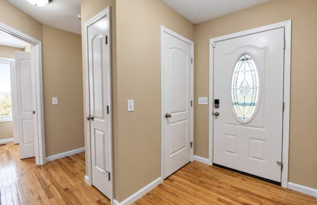 3-Bedroom Home with Vaulted Ceilings, Fenced Backyard and Garage Gallery 3
