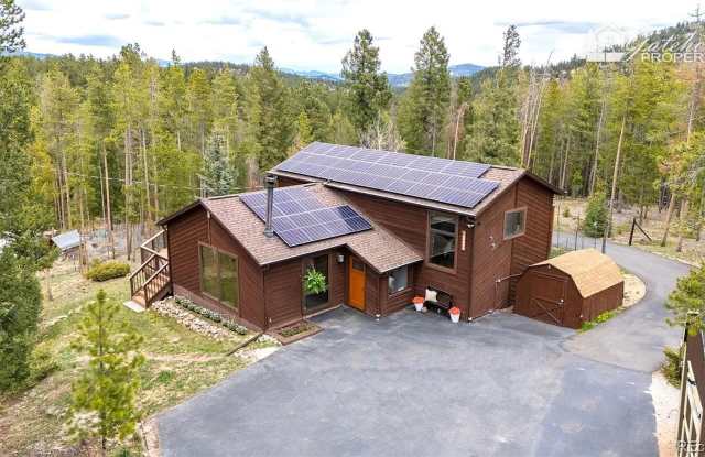 Beautiful 3-Bedroom Mountain Home with Hot Tub, Expansive Deck & Direct Trail Access Gallery 1