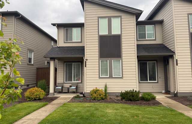 Beautiful 3 Bed/2.5 Bath Townhome - NE Bend photos photos