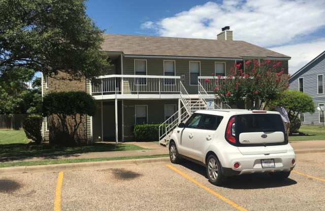 FEEL AT HOME AT LAKE SHORE VILLAS *Upstairs* Leasing Special Available* photos photos