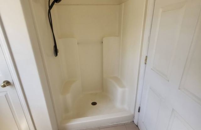 NE 1018/SF 2 Bedroom 2 Bath TOWNHOME with garage Gallery 1
