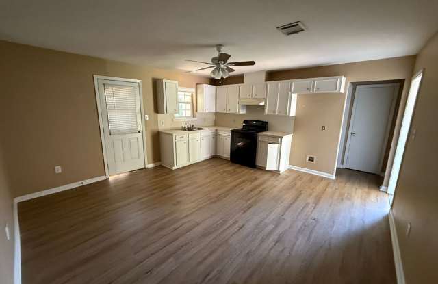 Benton 3 Bedroom, 1.5 Bathroom Home - Like New! Gallery 4