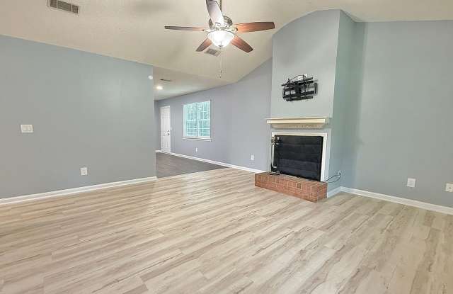 MOVE-IN READY | Pet Friendly Gallery 3