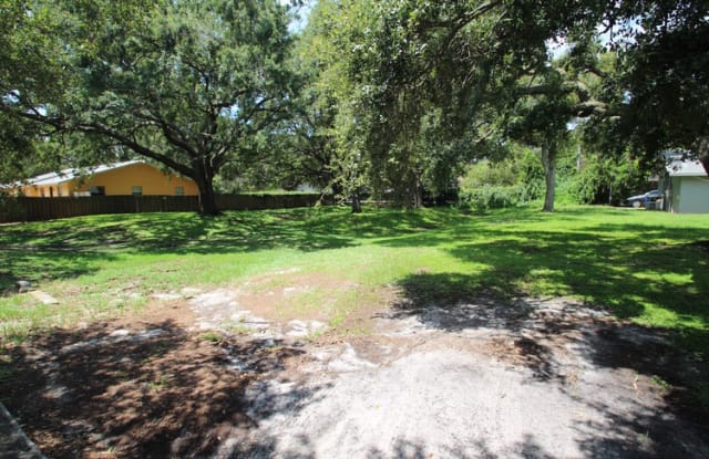 855 Lyndhurst St - 855 Lyndhurst Street, Dunedin, FL 34698