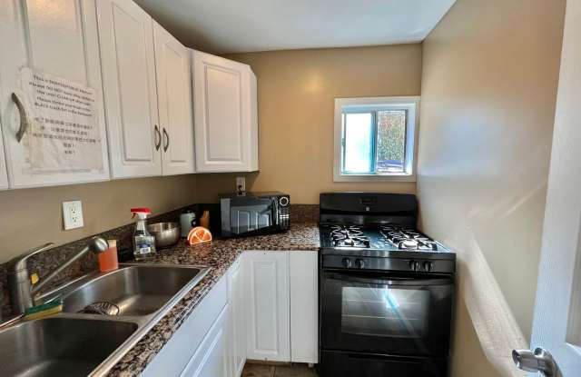 Spacious Spanish-Style Room in Prime LA Location – $900/mo Gallery 3