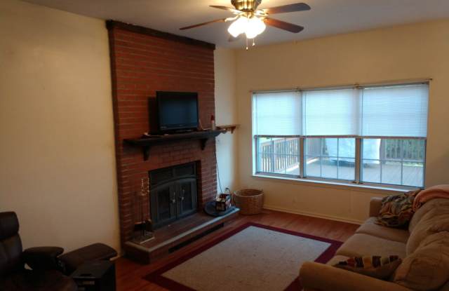 305 BARCLAY COURT Gallery 2
