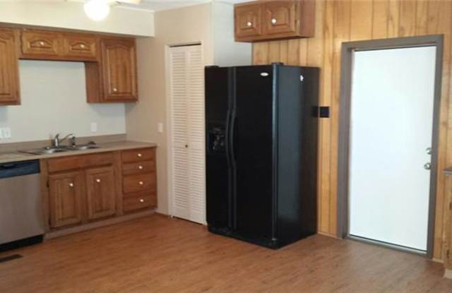 1052 WESTPARK Circle N Gallery 2