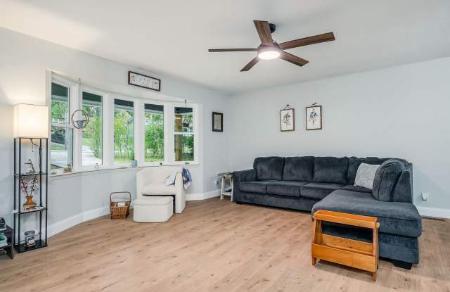 Charming Updated Home available for 12 months *Furnished OR Unfurnished* Gallery 4