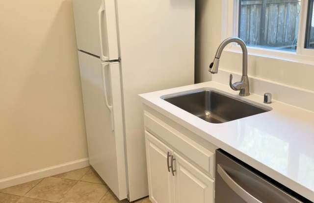 Newly Renovated 2x1 with Parking - 170 Upper Via Casitas, Larkspur, CA 94904