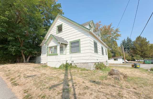 3+bdrm/1 bath house with garage + large yard near WWU photos photos