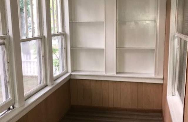2933 Sanford St Gallery 2