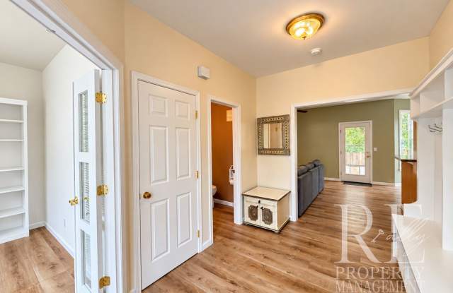 Beautiful 3-Bedroom Home with A/C, Expansive Yard, Deck & Light-Filled Living Spaces Gallery 4