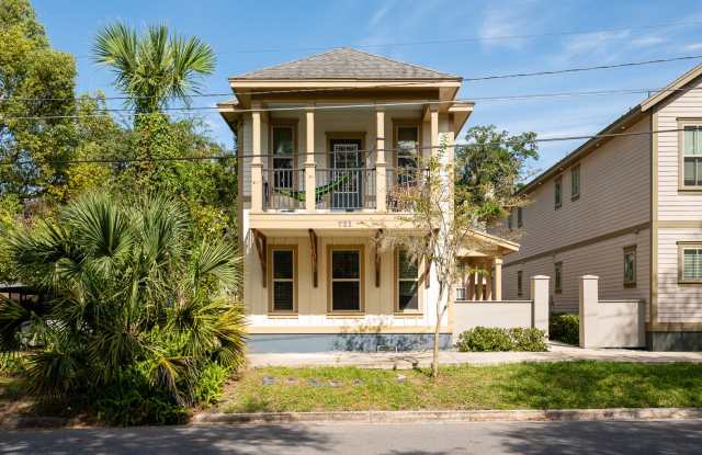 Student Living Near UF - 3 Bed / 3 Bath Home with Balcony photos photos Student Living Near UF - 3 Bed / 3 Bath Home with Balcony photos photos