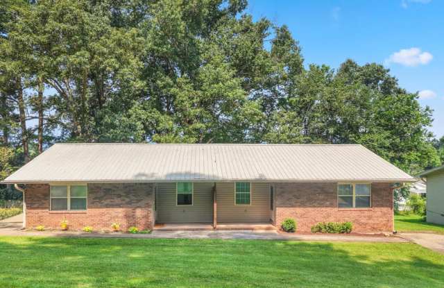 2 Bed 1 Bath in Rossville w/ Huge Storage Building! $250 off first month rent! Leasing Specials Available! Gallery 1