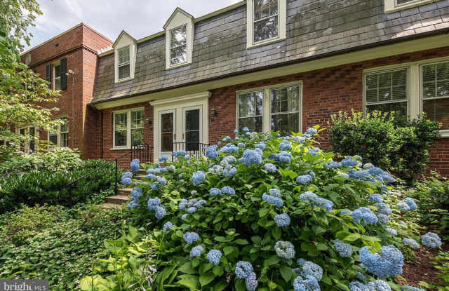 Welcome to 1501 S Edgewood Street #573, a beautifully located home in Arlington offering comfortable living in a convenient Northern Virginia setting. Gallery 3