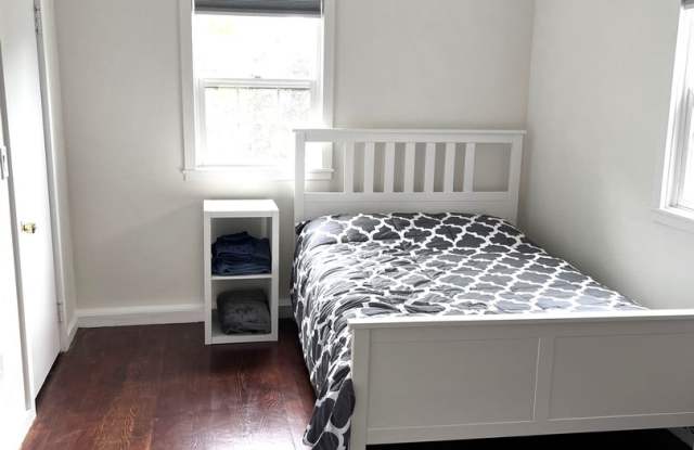 Fully Furnished- 2 bedroom/ 2 bathroom in Seacliff neighborhood walking distance to the beach Gallery 4