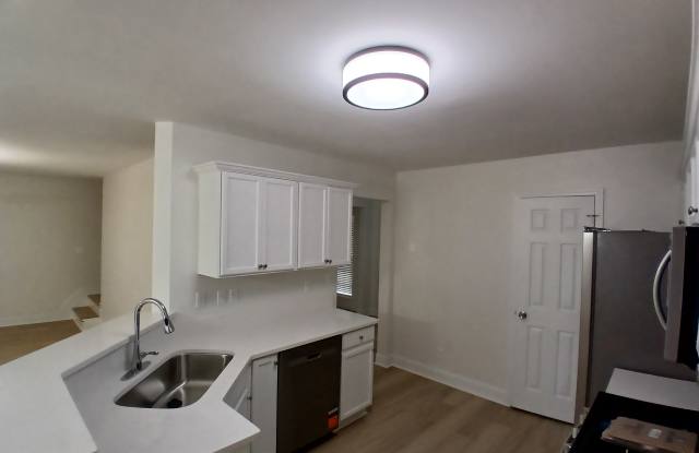 606 Lexington Dr Gallery 2
