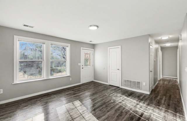 MOVE IN SPECIAL* $250 Off First Full Month's Rent OR Free 55in TV! Charming 3 bedroom 1 bath in South Kansas City!! photos photos