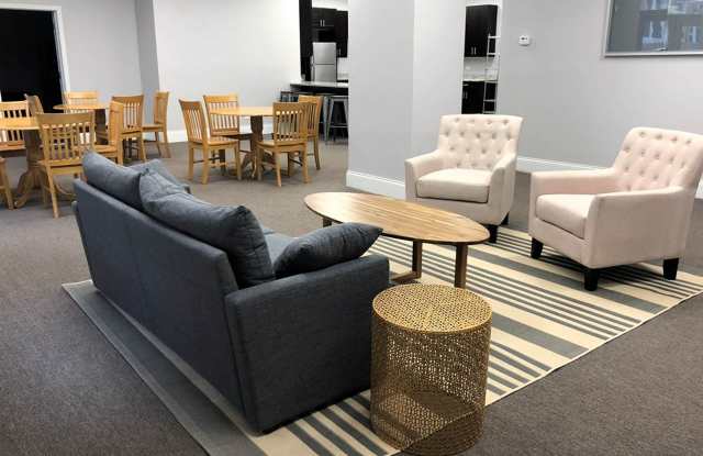 Washington Plaza Gallery 4