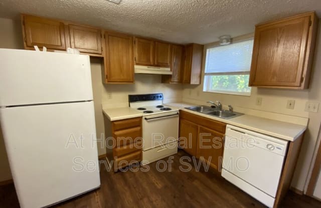 1185 W Hall St - 1185 West Hall Street, Ozark, MO 65721