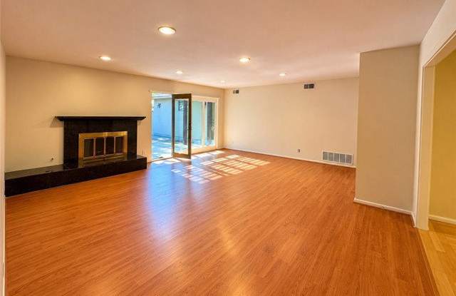 23421 Aetna Street Gallery 3