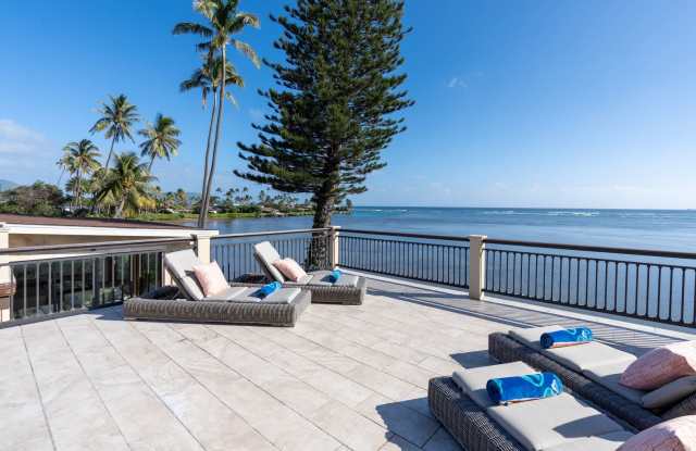 Wailupe Seaside Haven: Beachfront Luxury Home w/ Infinity Pool & City Proximity Gallery 4