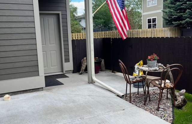 MOVE IN TODAY 1 Bedroom, 1 bathroom Spacious Apartment - Apartment above garage space. photos photos