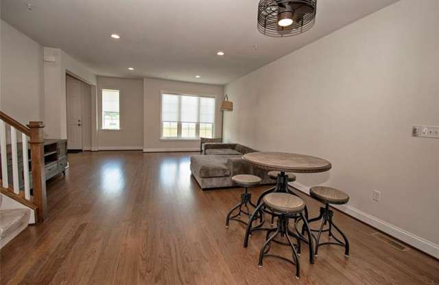 1424 Hastings Crescent Gallery 3