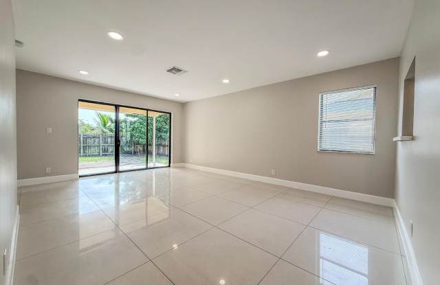 3146 N Dixie Highway photos photos