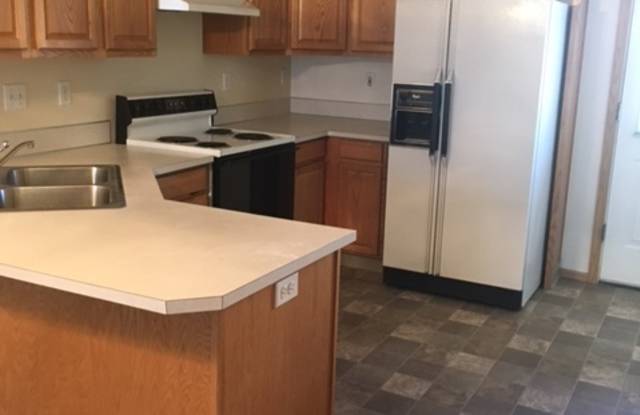 6229 SE Mariner Way ~ End Unit Townhome Near Intel! 6 MONTH LEASE Gallery 4
