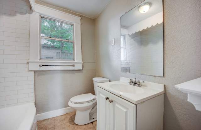 Freshly Updated 2 Bedroom House Gallery 4