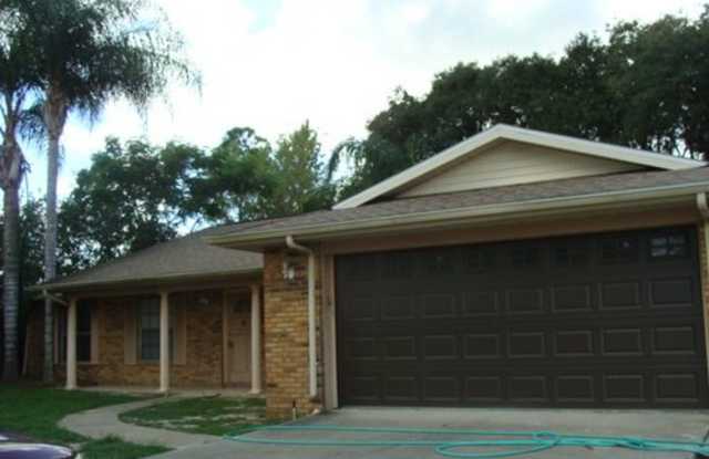 4 BEDROOM JUST 5 Min to I-4 EXIT 111, Beautiful Back Yard with large Screen Porch! - 1954 Urbana Avenue, Deltona, FL 32725 4 BEDROOM JUST 5 Min to I-4 EXIT 111, Beautiful Back Yard with large Screen Porch! - 1954 Urbana Avenue, Deltona, FL 32725