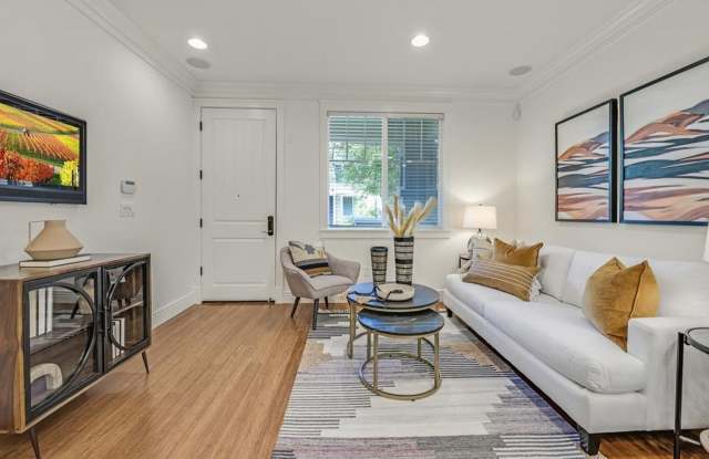 Stunning Ground-Floor 2 bd, 2 ba- Danville Condo w/ Attached Garage Gallery 4