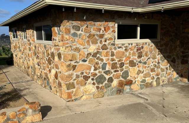 2 bedroom/1 bath house, Available Now! Gallery 4