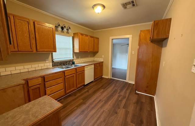 Charming 2 Bedroom, 2 Bathroom Home Near the Cajundome & Downtown Lafayette! Gallery 4