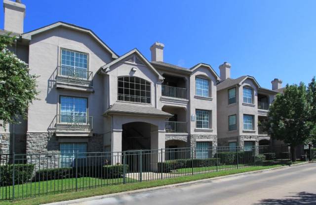 Village on the Parkway Apartments Gallery 4