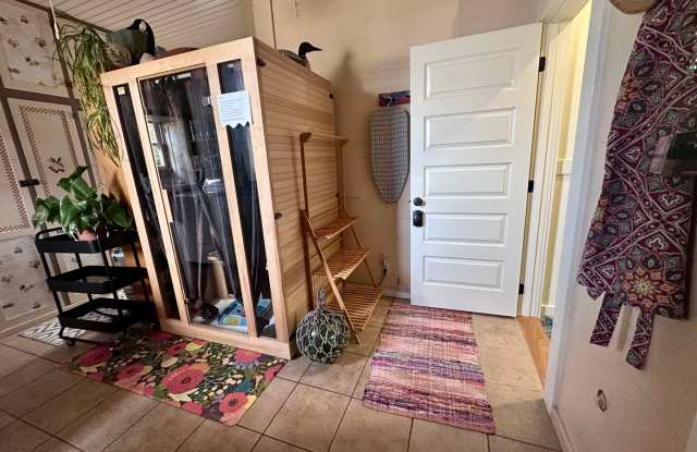 Modernized Upstairs Craftsman Unit - With Infrared Sauna! Gallery 4